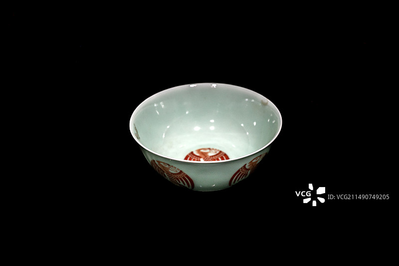 清代文物豆青釉矾红团凤纹碗图片素材