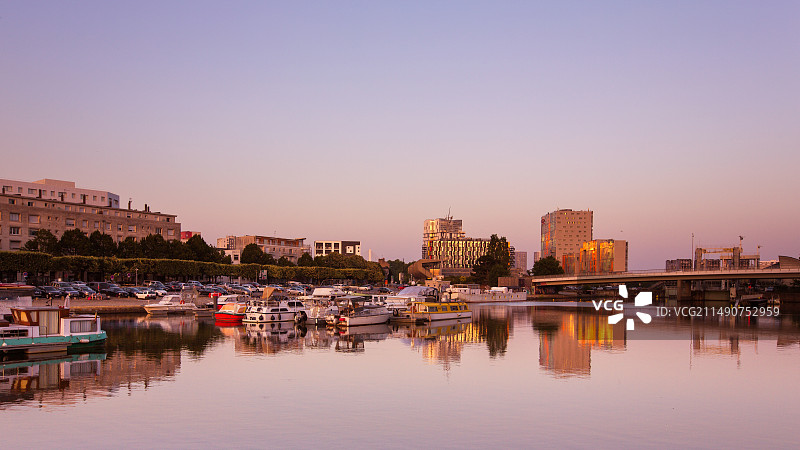 欧洲法国卢瓦尔河畔夕阳下的南特城市风光图片素材