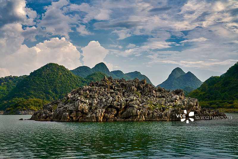 广东清远桃花湖中的乱石山图片素材