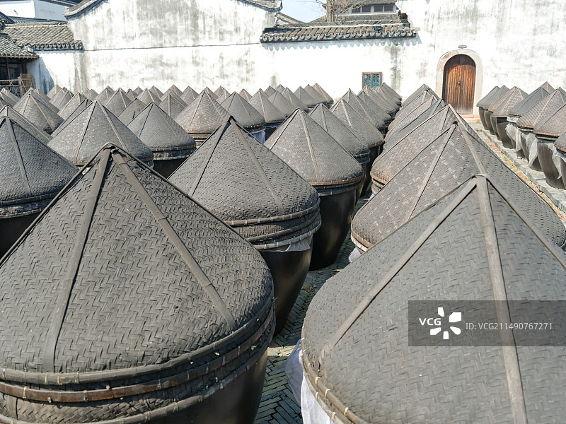 中国浙江嘉兴桐乡市乌镇（江南水乡古镇）西栅景区叙昌酱园晒场图片素材