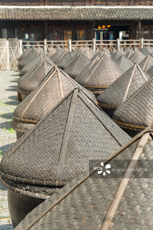 中国浙江嘉兴桐乡市乌镇（江南水乡古镇）西栅景区叙昌酱园晒场图片素材