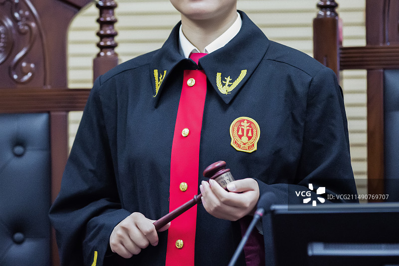 大法官手拿法槌图片素材