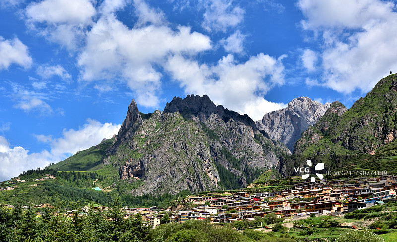 蓝天白云下的扎尕那图片素材