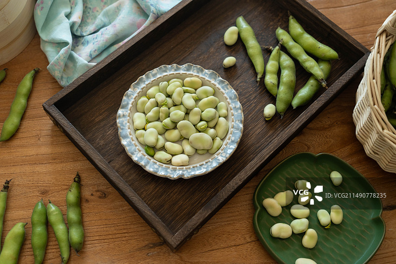 春日蚕豆香/木桌上的青豆特写镜头图片素材