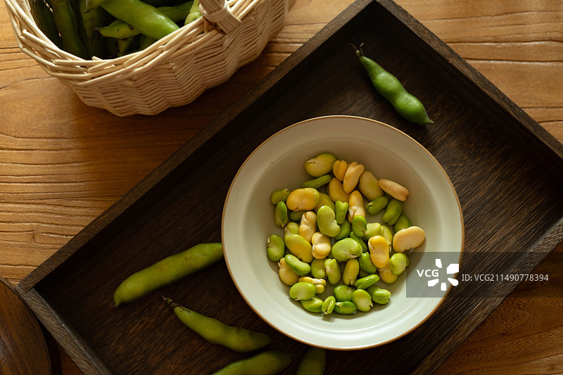 春日蚕豆/餐桌上碗中蔬菜的高角度视图图片素材