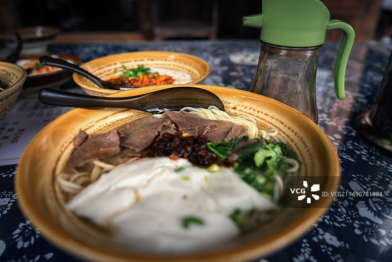 桌上的贵州美食，豆花面特写镜头图片素材