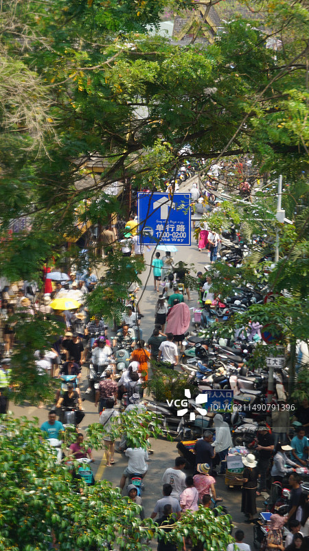西双版纳泼水节赶摆图片素材