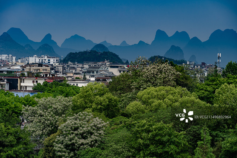 人间最美四月天，桂林山水春满园。图片素材