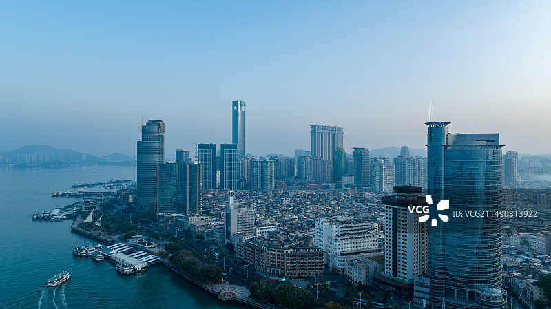 晴朗天气下航拍福建厦门思明区城市风景图片素材