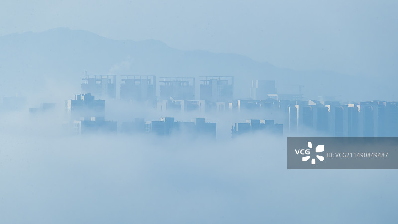 雾中威海     威海海面在冷暖空气的对流作用下，发生了平流雾。城区建筑“缠绕”其中，如同仙境。图片素材