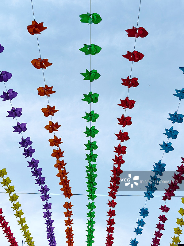 挂在空中的风车的低角度视图图片素材