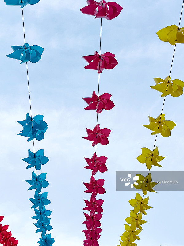 挂在空中风车的低角度视图图片素材