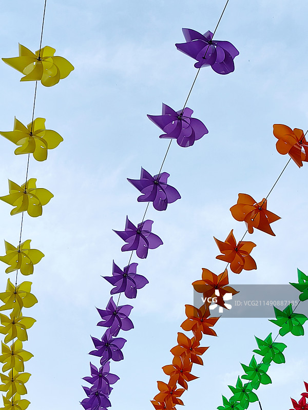 挂在空中风车的低角度视图图片素材