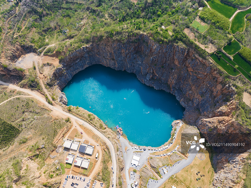 河南省郑州市荥阳市网红矿坑湖泊蓝洞山谷恰恰户外航拍高视角图片素材
