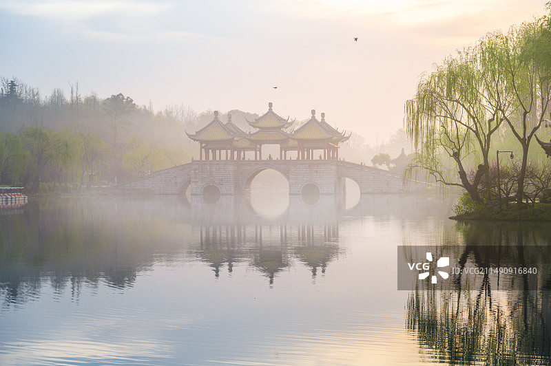 扬州瘦西湖五亭桥日出晨雾图片素材