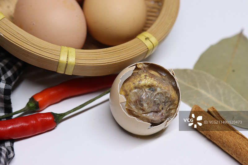 白色背景下的活珠子图片素材