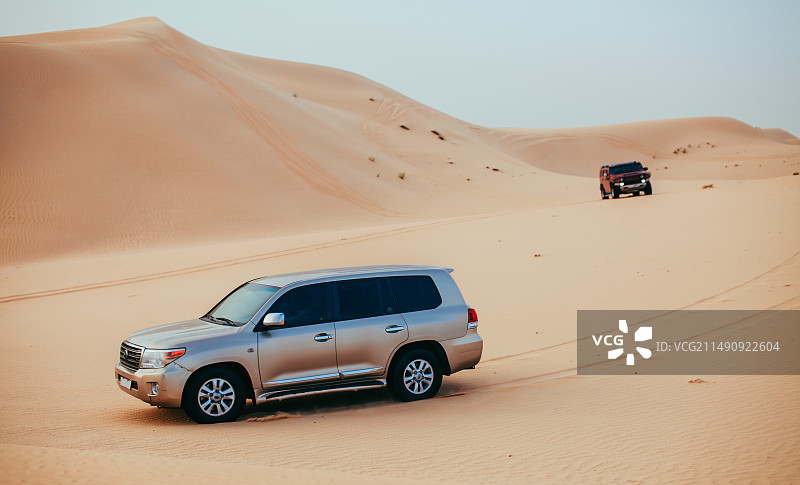 阿联酋迪拜，四驱越野车在沙漠里冲沙图片素材