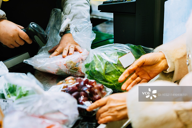 超市收银台结账图片素材