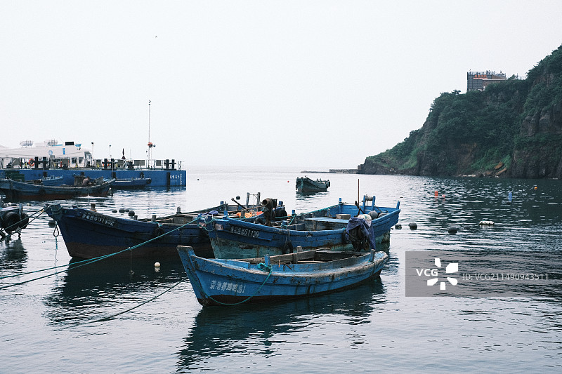 威海鸡鸣岛船舶停靠图片素材
