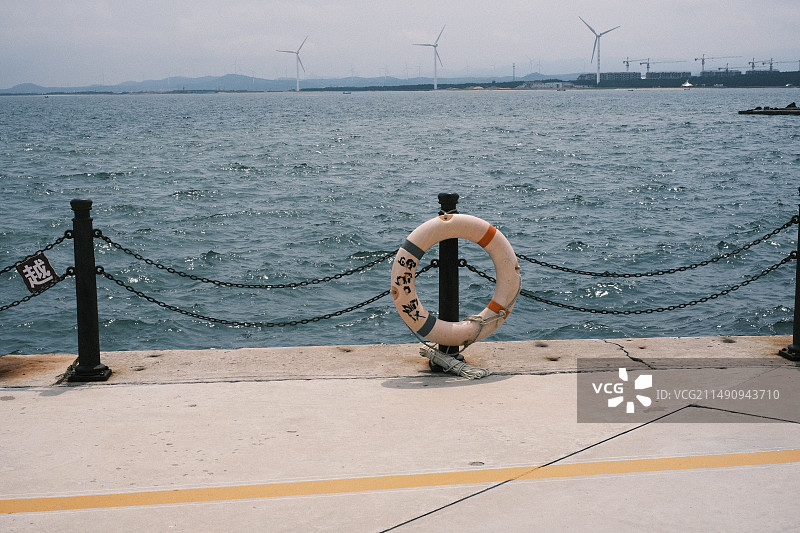 站在海上码头上的人的后视图图片素材