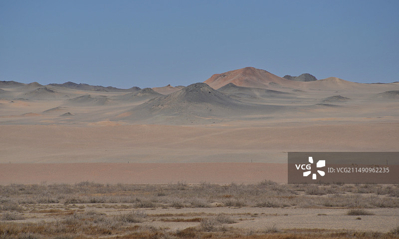 蓝天下的沙漠风光，淖毛湖，新疆哈密伊吾县著名旅游风景区图片素材