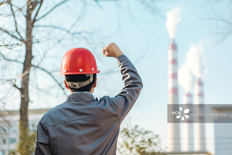 一个亚洲男性工程师在电厂充满信心图片素材