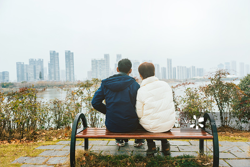 中老年情侣坐在公园的长椅上图片素材