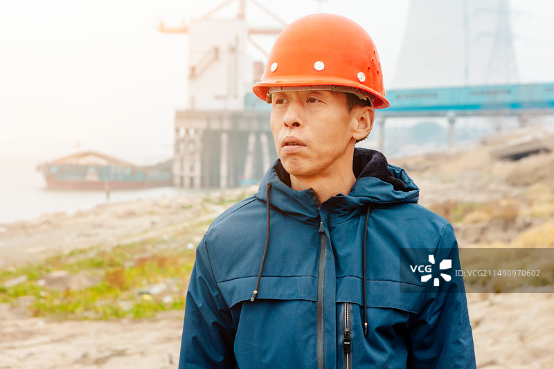 一个亚洲男性工程师在船厂工作肖像图片素材