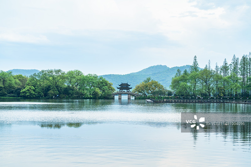 杭州西湖传统古典建筑锦带桥春天自然风景图片素材