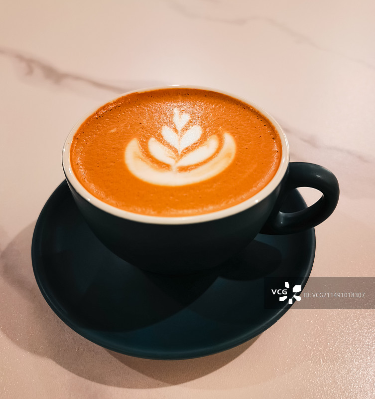 大理石桌面上的拿铁咖啡高角度特写图片素材