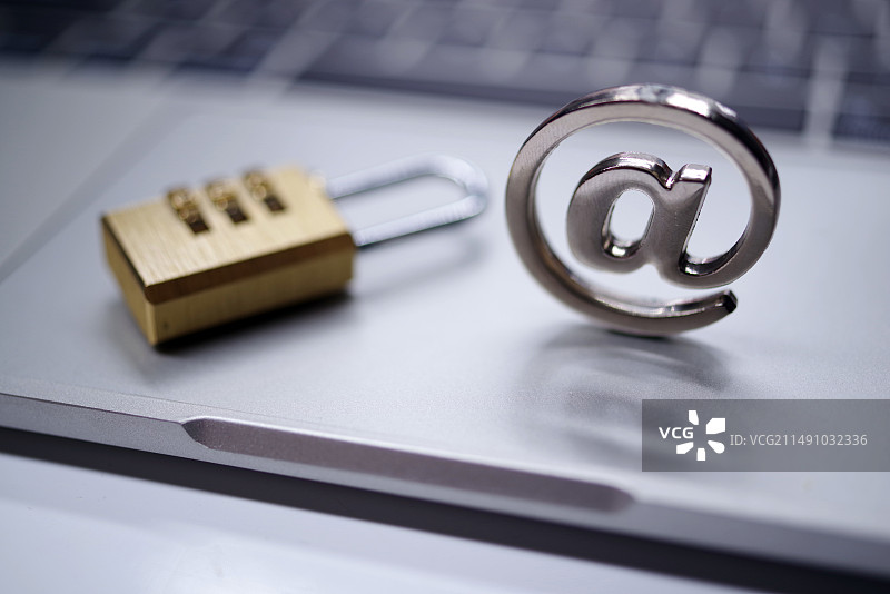笔记本电脑键盘上的挂锁和钥匙 网络安全 信息安全 数据安全图片素材