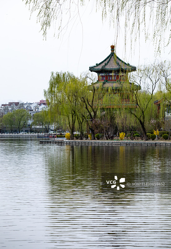 春天阴雨天气中的北京什刹海望海楼芙蓉榭建筑景观特写镜头全景图图片素材