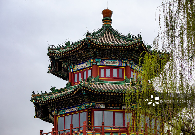 春天阴雨天气中的北京什刹海望海楼芙蓉榭建筑景观特写镜头全景图图片素材