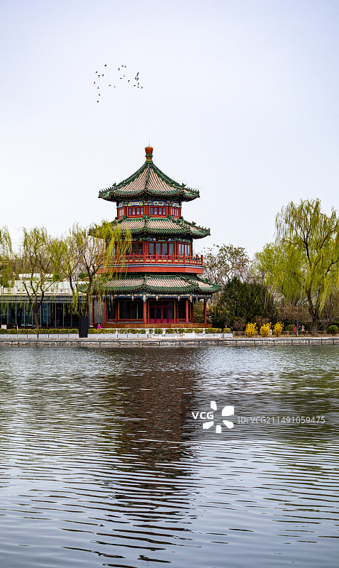 春天阴雨天气中的北京什刹海望海楼芙蓉榭建筑景观特写镜头全景图图片素材