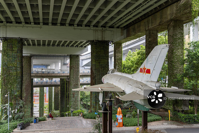 重庆建川博物馆鹅公岩大桥下的战斗机模型图片素材