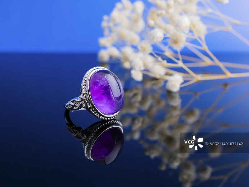 蓝色背景的紫水晶戒指图片素材
