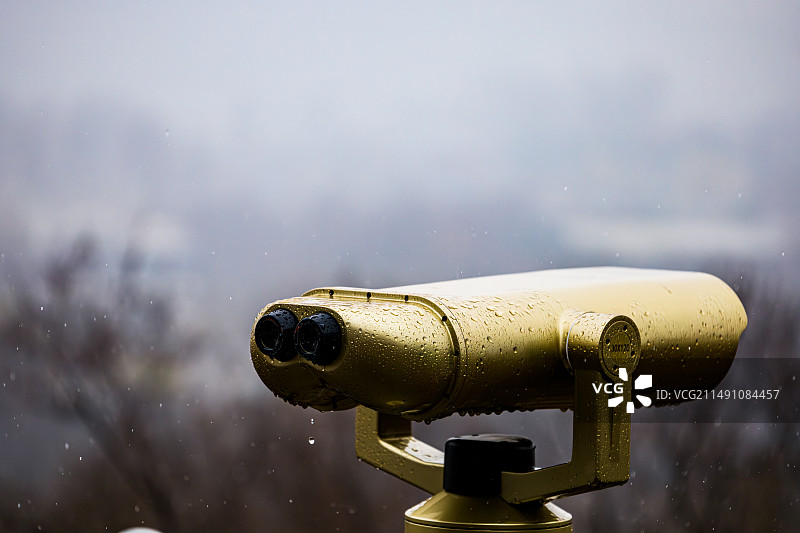 雨中望远图片素材