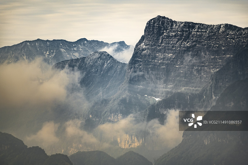 遥望四川乐山大瓦山附近的横断山脉险峻悬崖图片素材