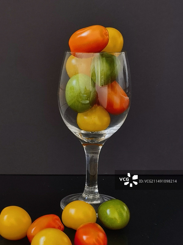 黑色背景下的番茄特写镜头图片素材