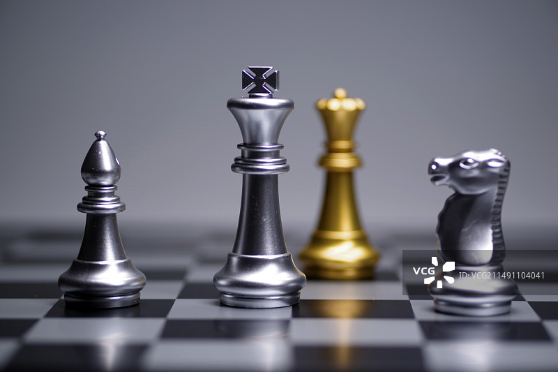 灰色背景下象棋的特写镜头图片素材