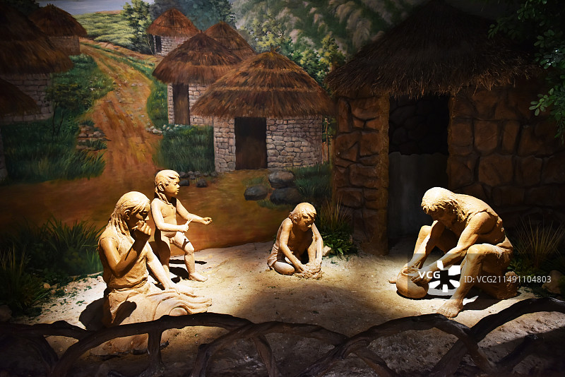 山西忻州博物馆展示的古人类生活场景复原图片素材