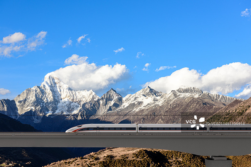 高速列车与铁路桥梁图片素材