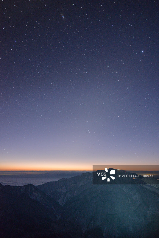 夜幕下星空映衬的雪山风景，川西泸定华尖山，户外露营看星空日出图片素材