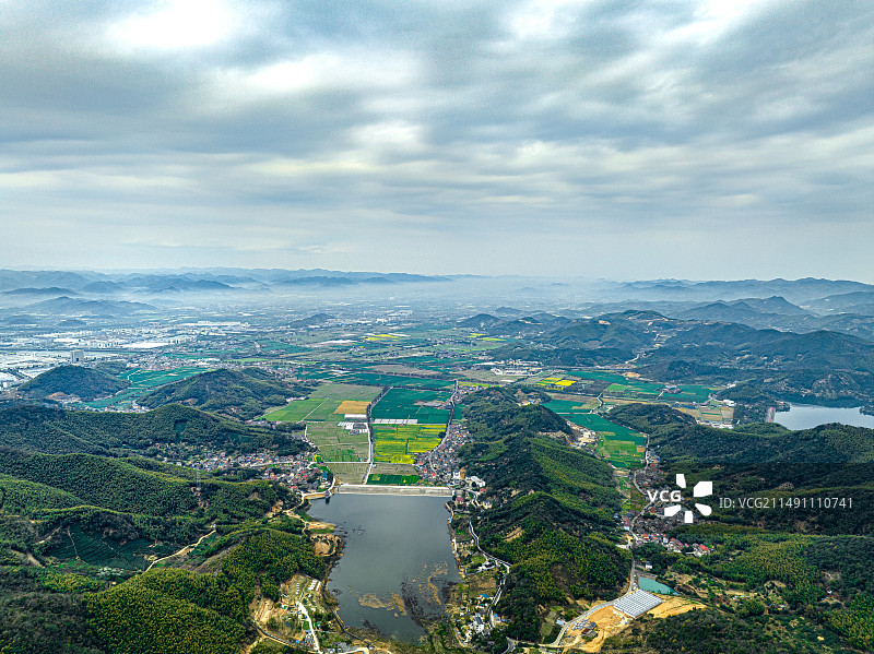 宁波五婆湖水库 五湖村 乡村振兴 美丽乡村建设 浙江沿海山谷里的水库和村庄 山峦层叠 生态屏障图片素材