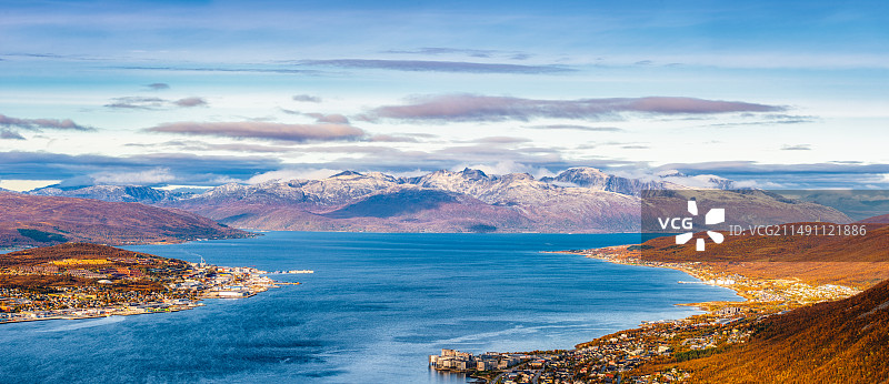 北欧挪威Tromsø特罗姆瑟Ringvassøya灵瓦斯岛雪山海景风光航拍图片素材