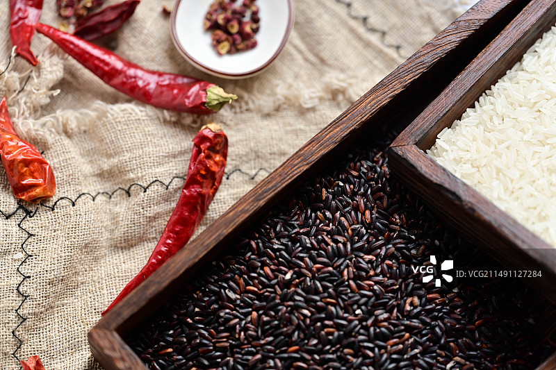 白米与黑米特写图片素材