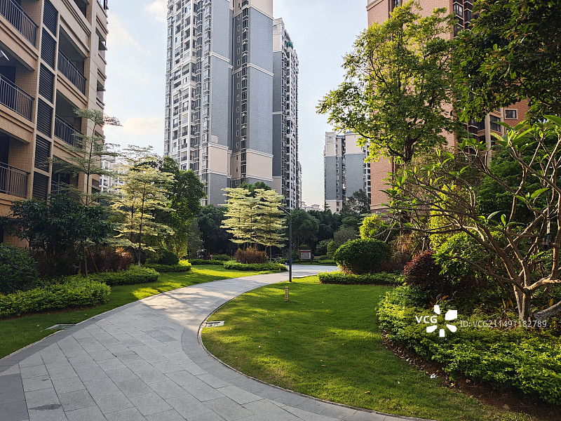 现代居住小区:蜿蜒的园路和丰富的植物绿化图片素材