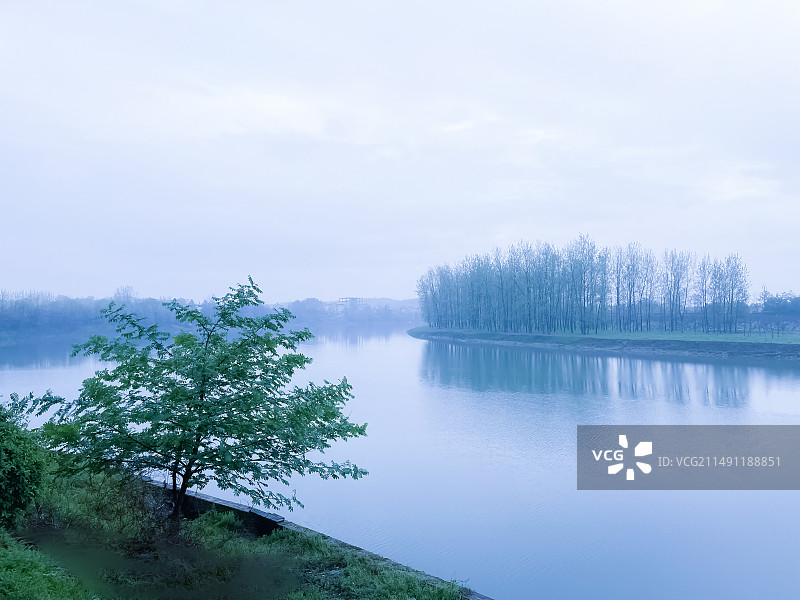 烟雨中的隽水河--湖北咸宁崇阳图片素材