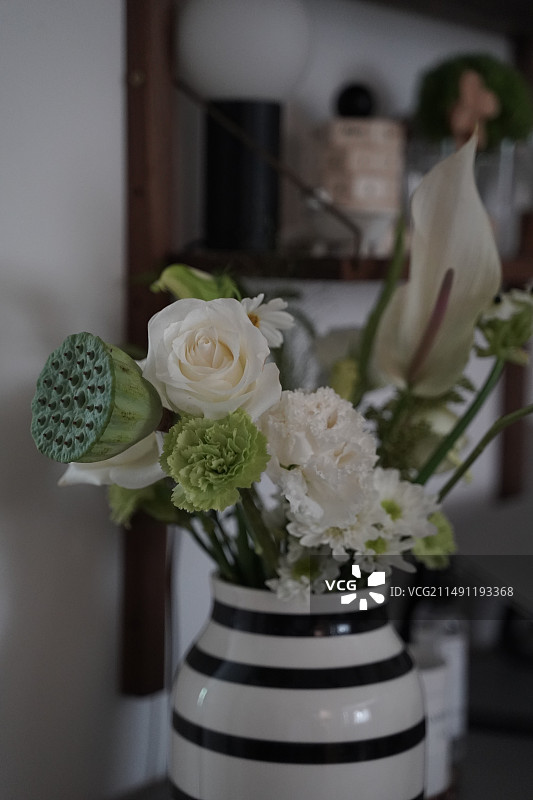 绿色桔梗花束花瓶图片素材