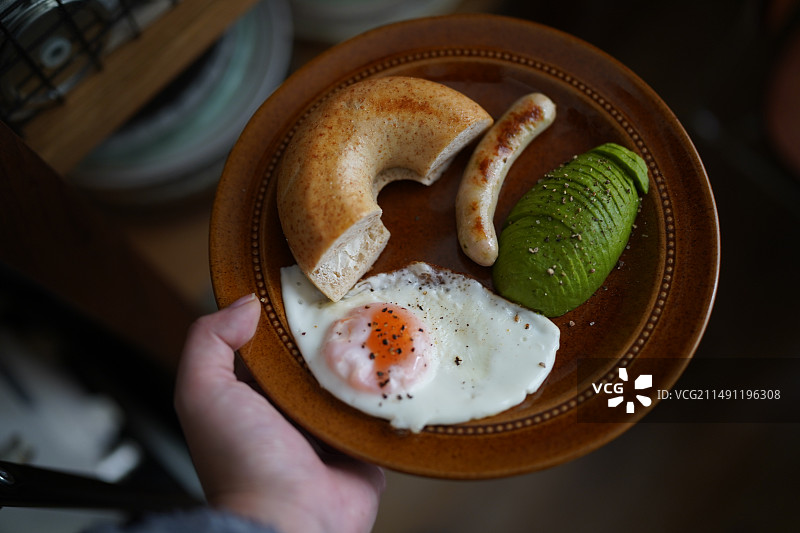 香肠牛油果煎鸡蛋贝果早餐图片素材